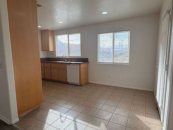 4th image of 9236 Peach Ave #B