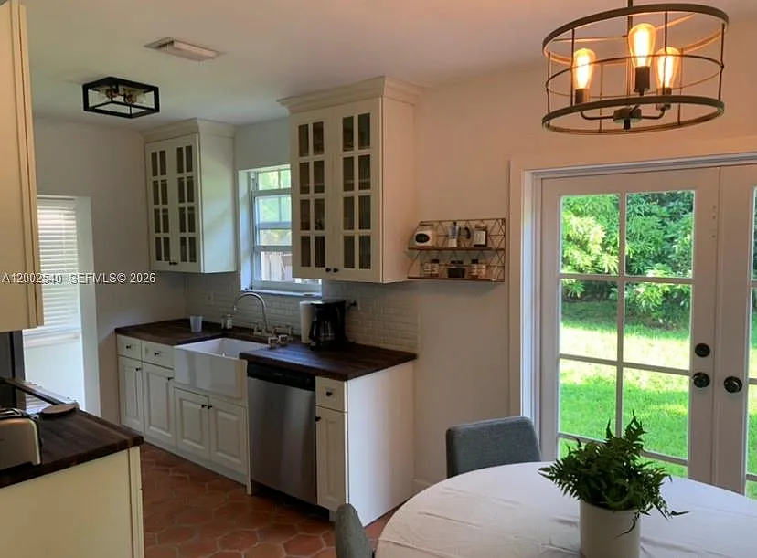 3 bed, 1078 sqft, $4,050 — Photo 1