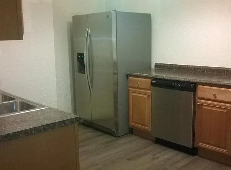 2910 E Carson St — Photo 2