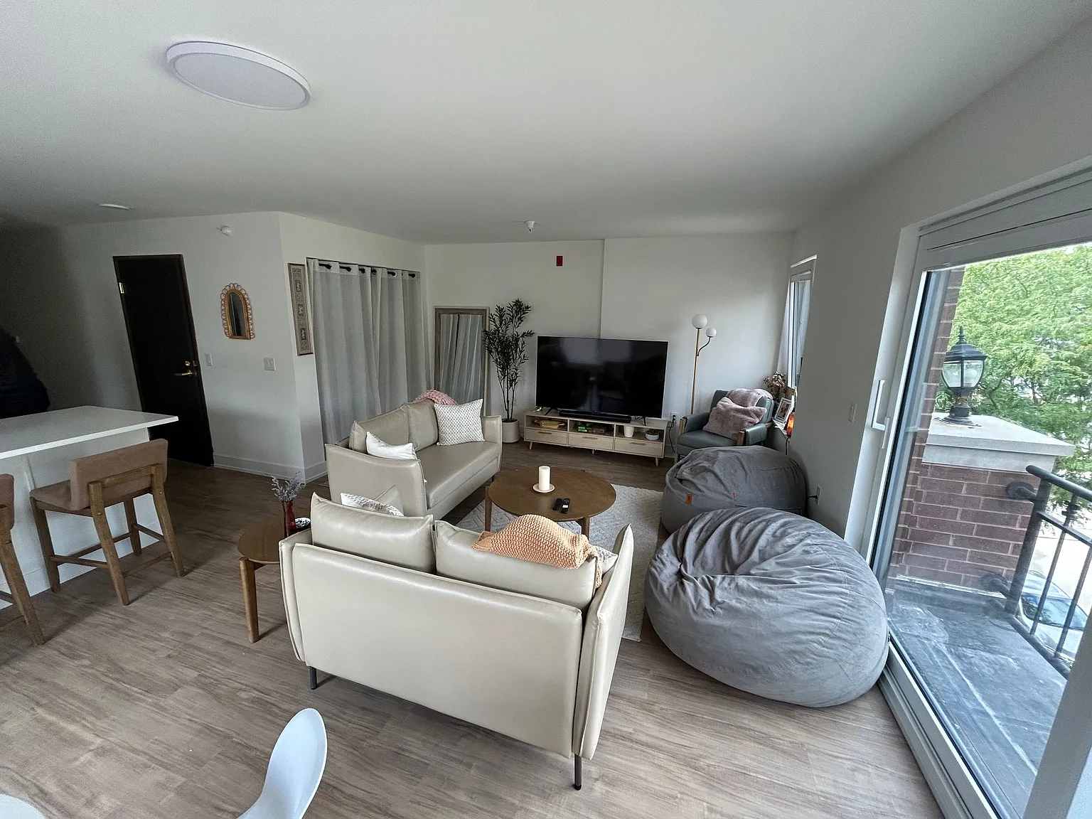 5 bed, 2000 sqft, $5,750 — Photo 3