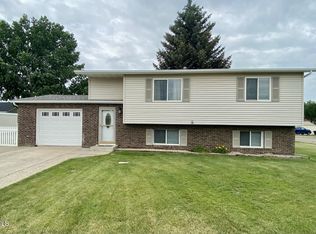 2413 8th Ave E, Williston, ND 58801