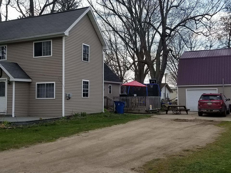 1st image of 121 E Saint Clair St