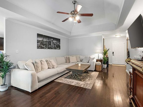 5th image of 340 Chalet Cir