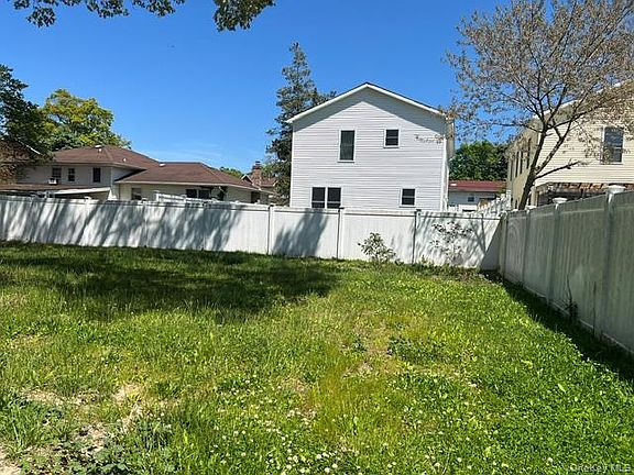 4th image of 216 Manhattan Avenue