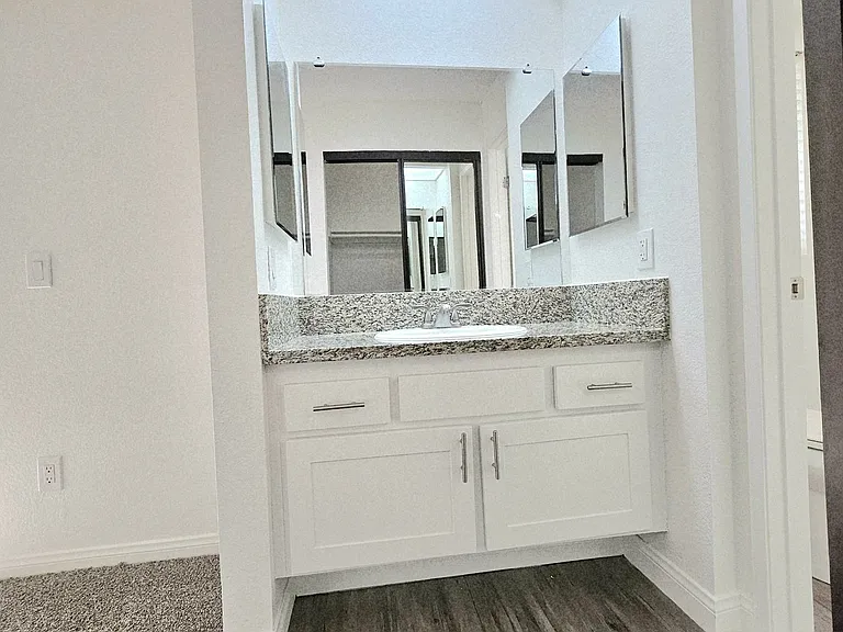Yorktown Apartments — Photo 15