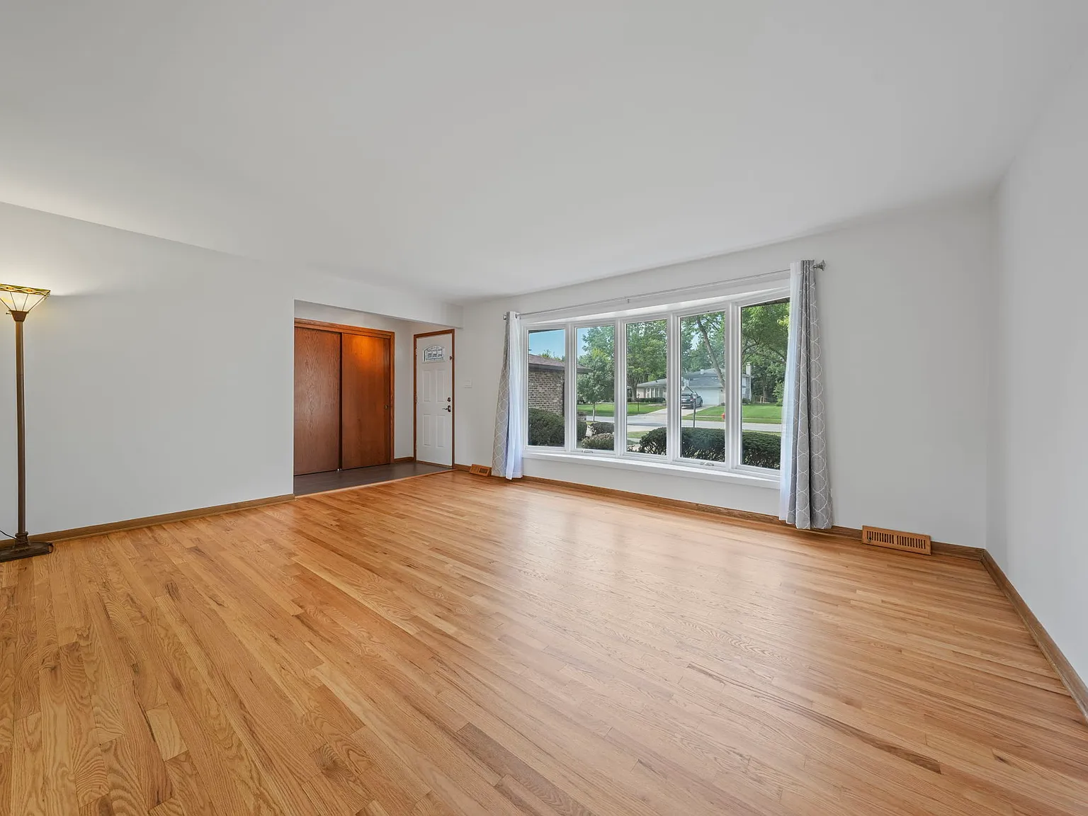 3 bed, 2044 sqft, $2,950 — Photo 2
