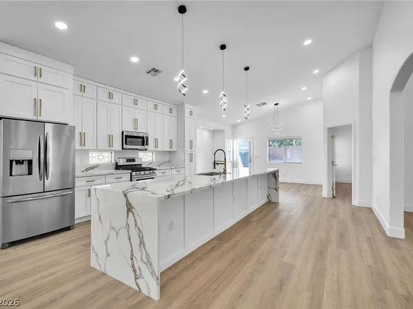 8233 Valley Stream Ave, Las Vegas, NV 89131