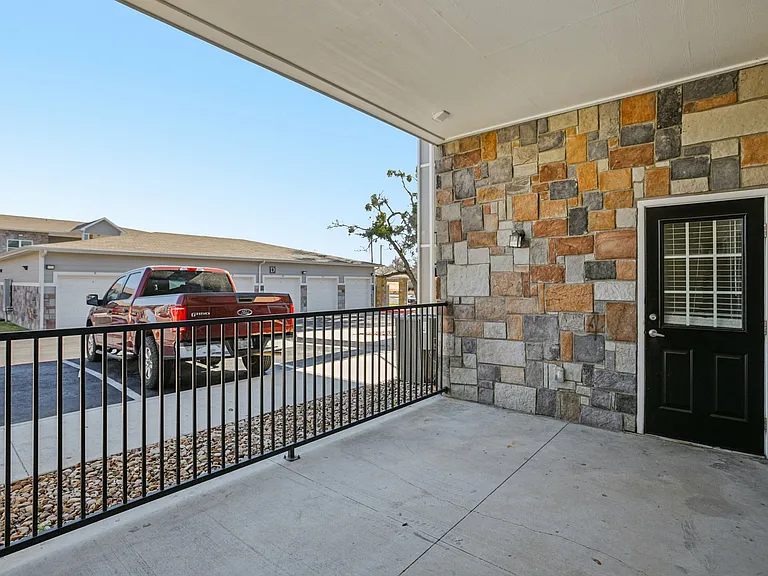 Horseshoe Apartments — Photo 29