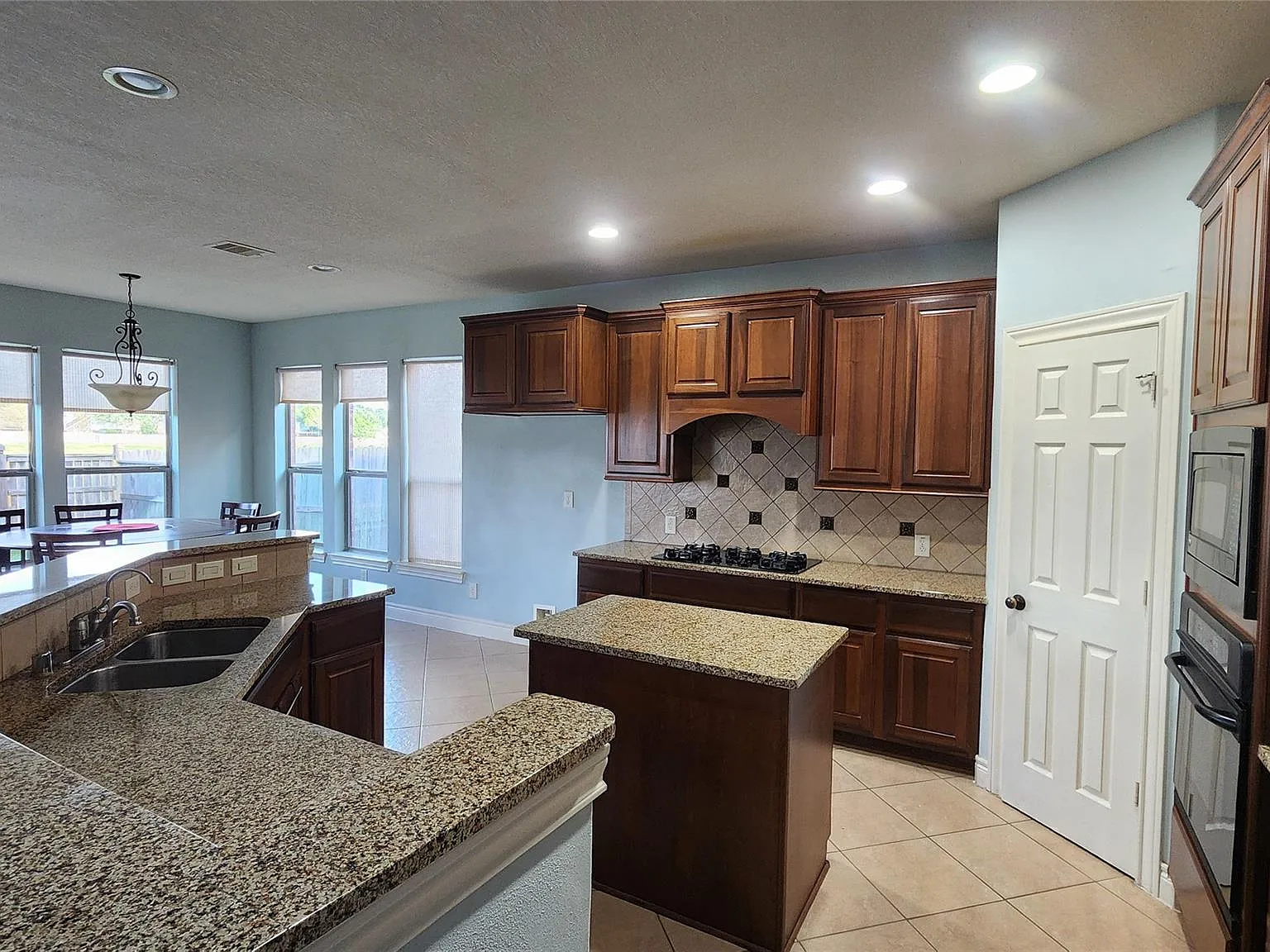 5 bed, 4.5 bath, 3394 sqft, $3,350 — Photo 4