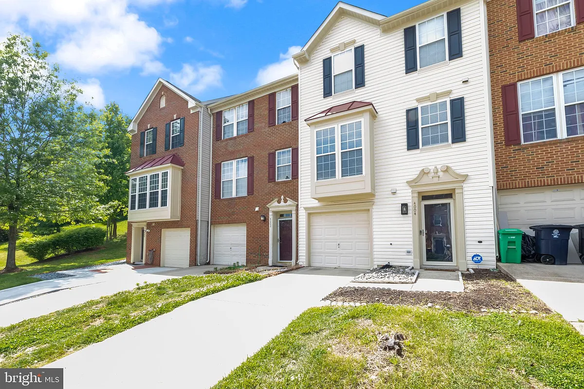Building Photo - 4004 Meadow Trail Ln
