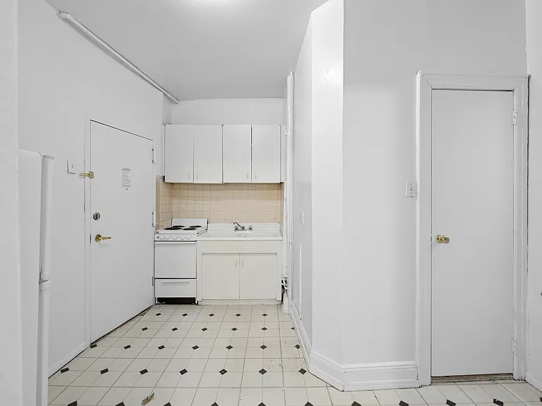 320 E 49th St #54 — Photo 4