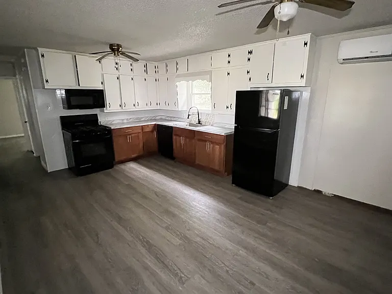 402 Holmes St — Photo 4