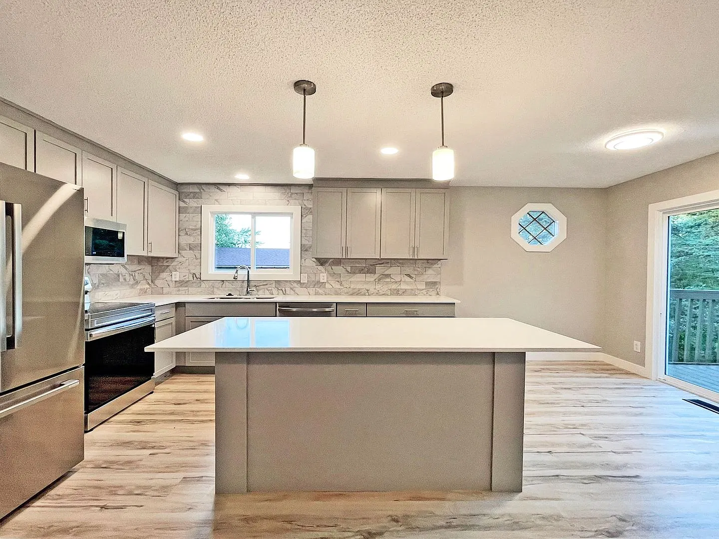 Sparkling Spacious New Home, Dream Kitchen, Fireplace, Large Deck, Family Room, Perfect Location,... — Photo 2