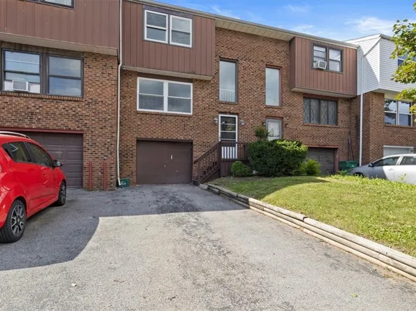 97 Carriage Ct, Farmington, NY 14425