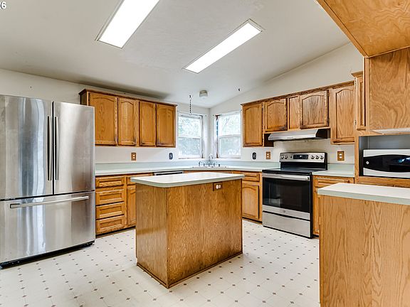 4th image of 310 E 10th Pl