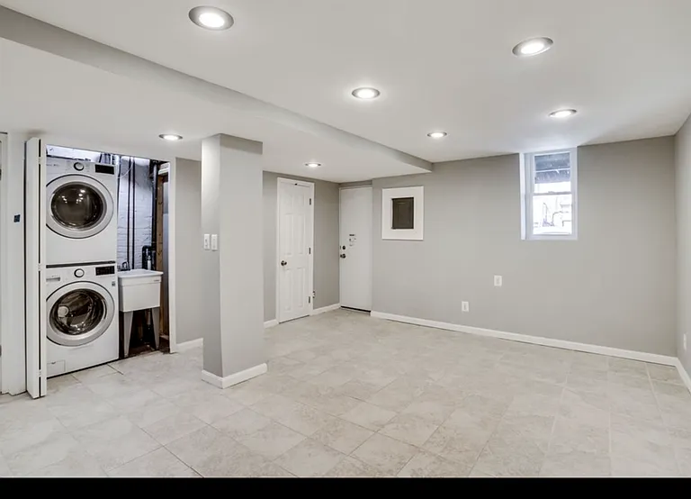 220 Adams St NE — Photo 28