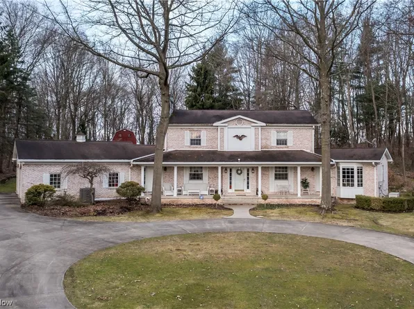 1561 Carriage House Dr, Mogadore, OH 44260