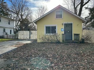 27W029 Oak St, Hanover Park, IL 60133