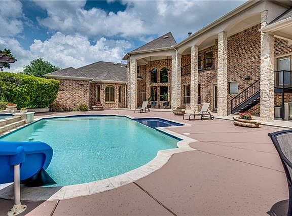4th image of 2110 Grand View Ct