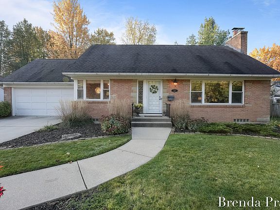 2nd image of 2926 Oakwood Dr SE