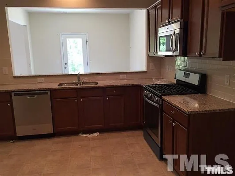 411 Chanson Dr — Photo 6