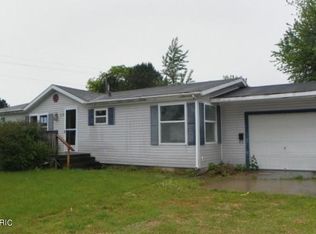 112 Peachtree St, Constantine, MI 49042
