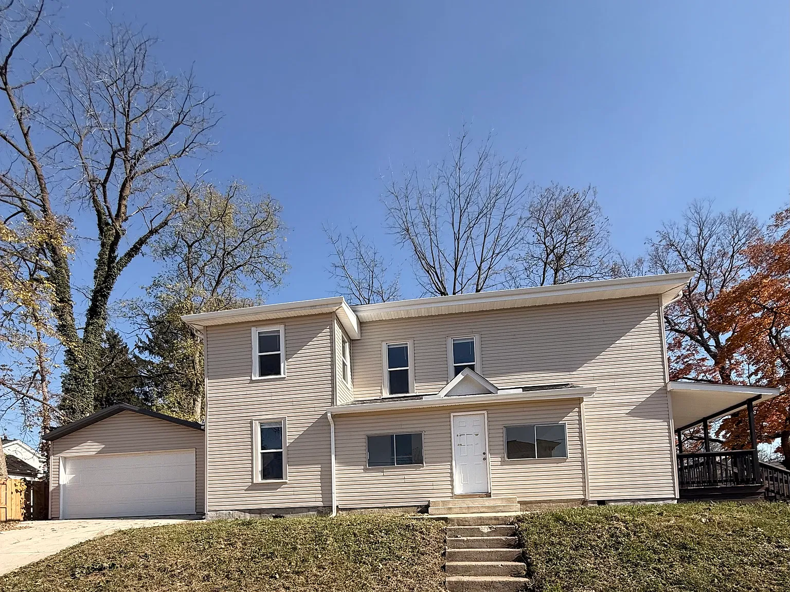 6 bed, 2080 sqft, $2,300 — Photo 1