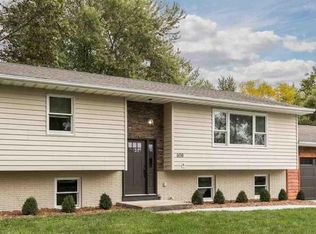 608 Green Acres Dr, Solon, IA 52333