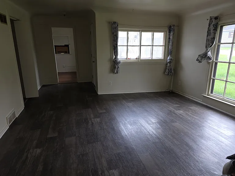 4933 Lakeshore Rd — Photo 6