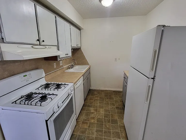 320 E Edwards St #10 — Photo 13