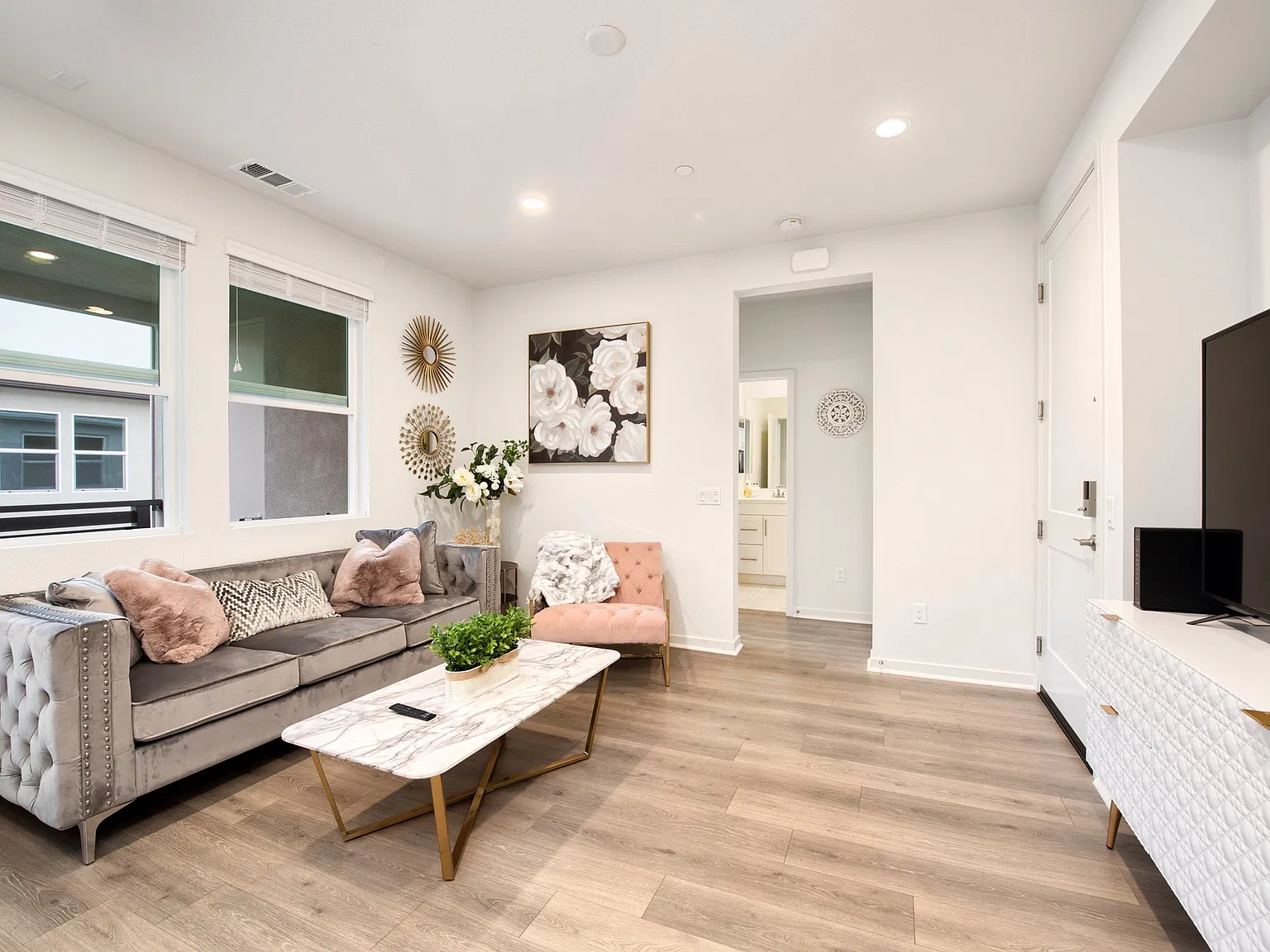 2 bed, 950 sqft, $4,500 — Photo 3