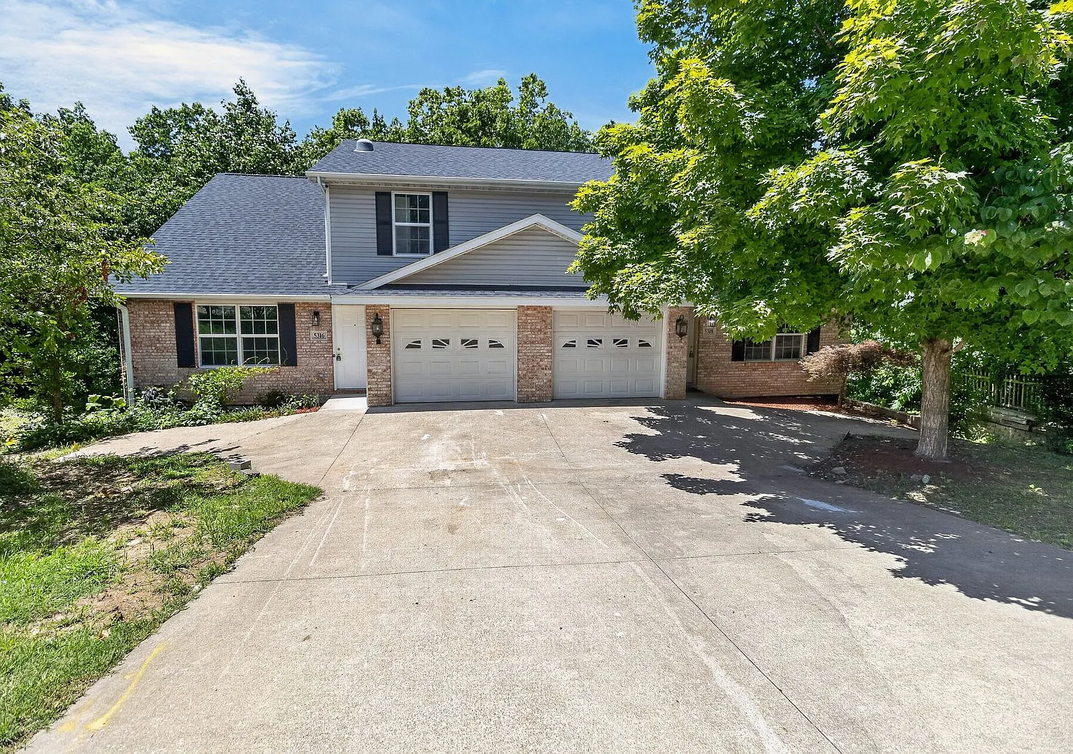 Large Duplex with Head-turning Style, Extraordinary Location. — Photo 1