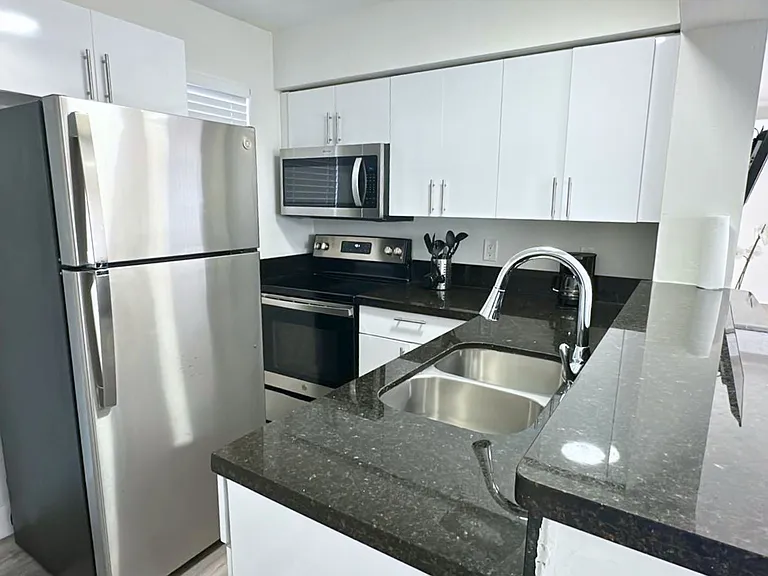 412 Sunset Dr — Photo 2