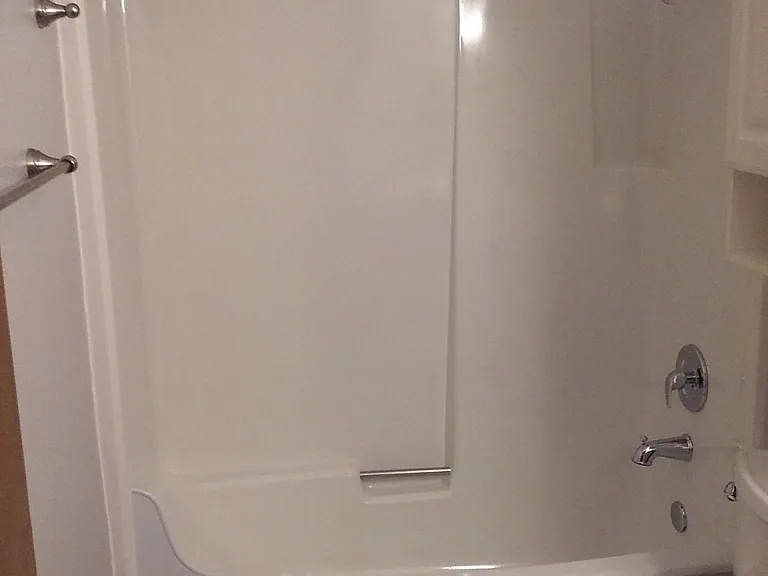 Upstairs full bath.