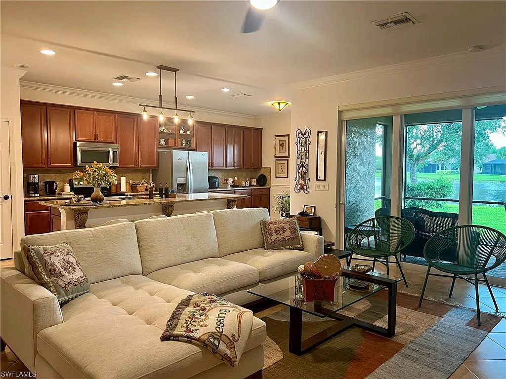 3 bed, 2.0 bath, 1901 sqft, $4,200 — Photo 4
