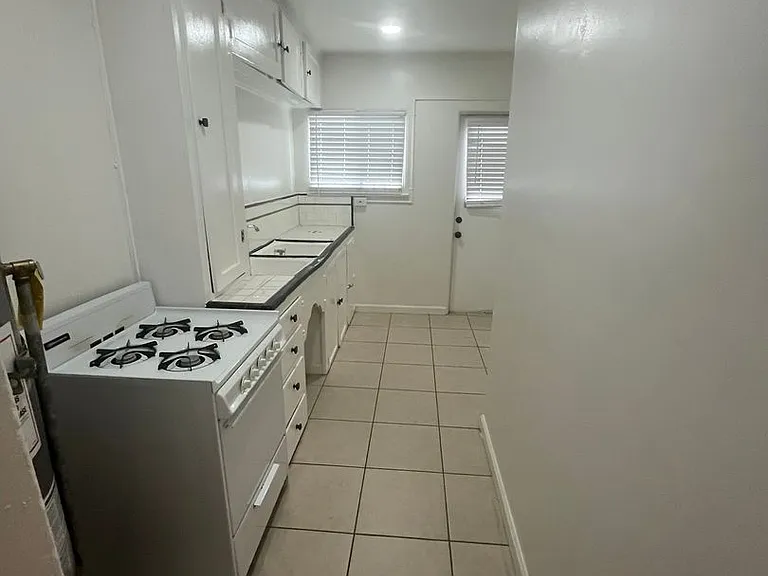 925 N Azusa Ave — Photo 7