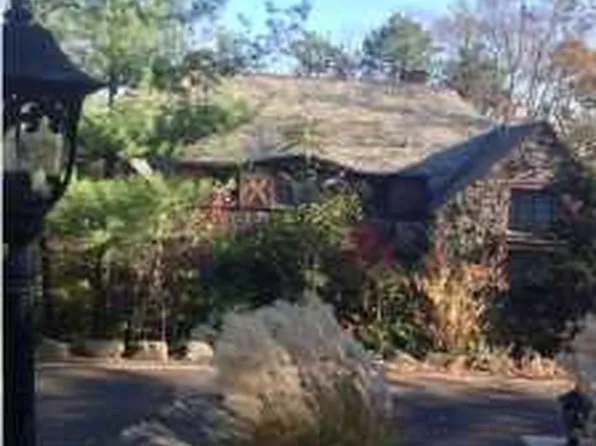 25 Seven Gables Road image 1 of 9