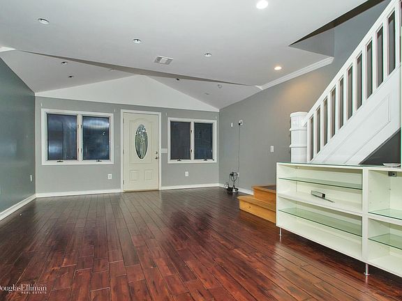 4th image of 118 Elmwood St
