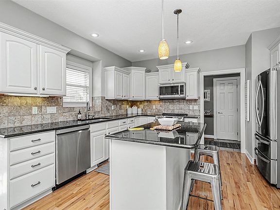 3rd image of 15236 Prairie Ave