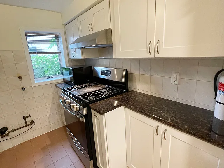 488 Walnut St #1 — Photo 4