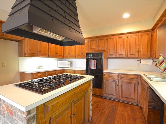 5th image of 2205 Alderham St