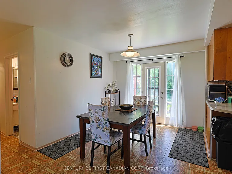 268 Burlington Cres — Photo 5