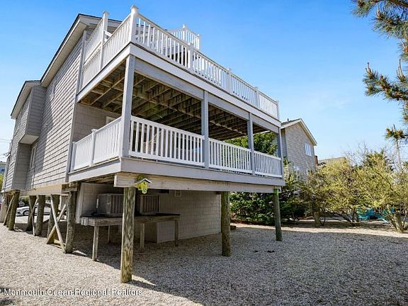 4th image of 608 S Atlantic Ave