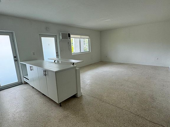 3rd image of 1385 NE 105th St #5