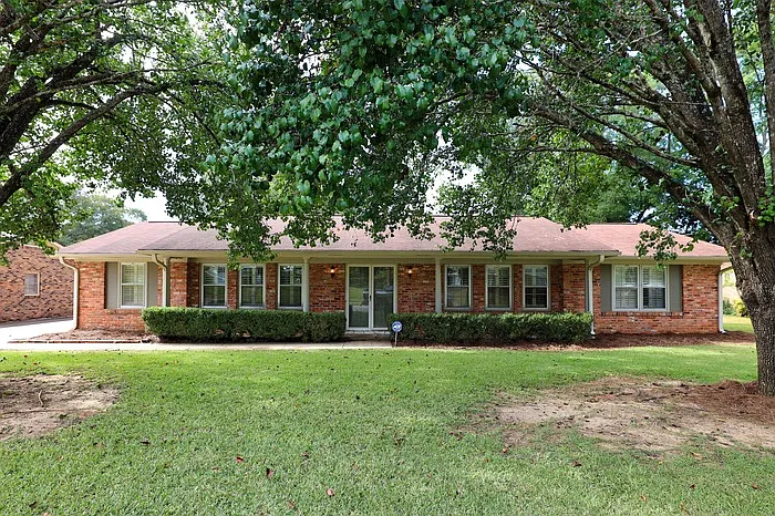 620 Sandhurst Dr — Photo 1