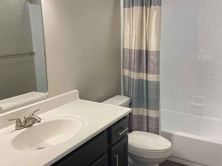 Regency Park Apartments — Photo 6