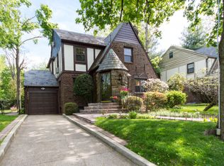 94 Allenwood Rd, Great Neck, NY 11023