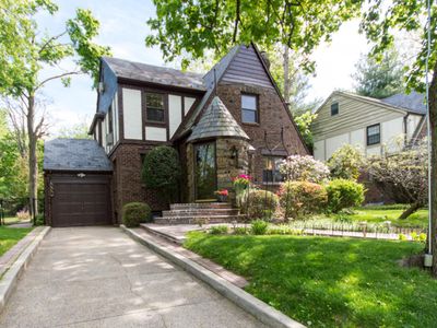 94 Allenwood Rd, Great Neck, NY, 11023