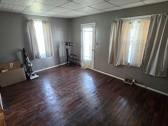 3rd image of 148 Baiker St