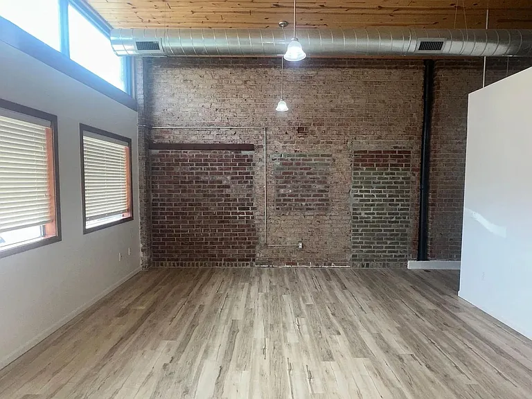 107 N Main St — Photo 22